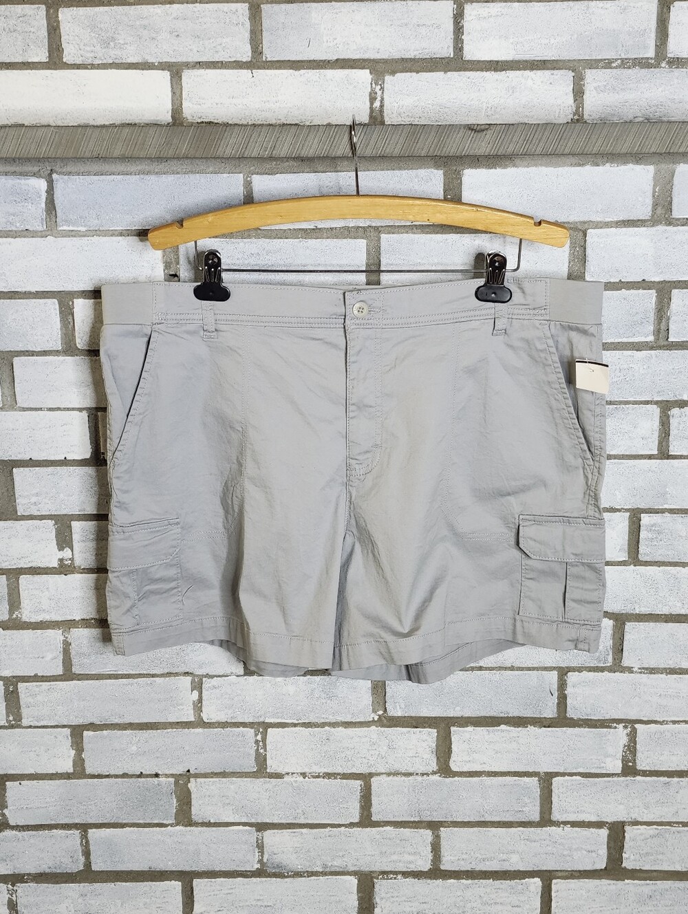 • Lee Womens Cargo Shorts Sz 22 Gray NWOT Comfort Waist Plus Mid Rise *Flaw Hole